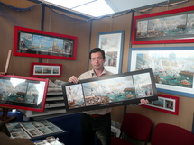 Patrick Fritsch, directeur artistique d'Offset 5, présente une reproduction d'un tableau de Raphaël Toussaint.