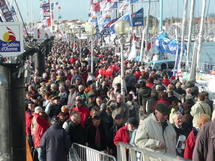 Noirs de monde jeudi, les pontons ne sont plus accessibles au grand public depuis vendredi soir. Noirs de monde jeudi, les pontons ne sont plus accessibles au grand public depuis vendredi soir.