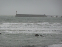 Samedi, vers 16 h, c'était la marée basse mais le vent soufflait fort et la mer était au lartge déjà creusé. Samedi, vers 16 h, c'était la marée basse mais le vent soufflait fort et la mer était au lartge déjà creusé.