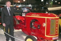 Bernard Guénant devant un tracteur, construit dans les années 50 par son père Alain. Bernard Guénant devant un tracteur, construit dans les années 50 par son père Alain.