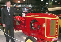 Bernard Guénant devant un tracteur, construit dans les années 50 par son père Alain.