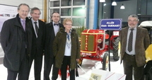 PIerre, Bernard, Xavier et Janine Guénant viennent de dévoiler avec Jean-Yves Burnaud la plaque Alain Guénant.