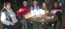 Ginette, Lina, Helena, Marcelle et Elisabeth se sont retrouvées mercredi matin autour d