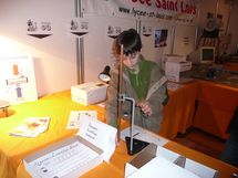 Ce jeune garçon effectue un parcours scientifique débutant sur le stand du lycée Saint-Louis.