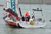 Et en queue de peloton, il ne reste plus que deux solitaires dans l'hémisphère Nord : Derek Hatfield (Algimouss-Spirit of Canada) et Jean-Baptiste Dejeanty (Maisonneuve) devrait franchir l'équateur la nuit prochaine ou vendredi matin. Et en queue de peloton, il ne reste plus que deux solitaires dans l'hémisphère Nord : Derek Hatfield (Algimouss-Spirit of Canada) et Jean-Baptiste Dejeanty (Maisonneuve) devrait franchir l'équateur la nuit prochaine ou vendredi matin.