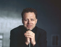Le chef d'orchestre John Axelrod.