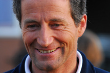  Michel Desjoyeaux  le navigateur de Port-la-Forêt  continue de mener la cadence sur un rythme constamment plus élevé que les autres.