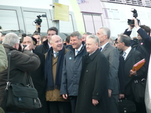 Le TGV arrive en gare des Sables d'Olonne à midi pile. Aussitôt, les officiels sont assailis par une myriade de photographes.