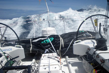 Michel Desyoyeaux ( Foncia ) en tête à 10 667 milles de l’arrivée aux Sables d'Olonne Michel Desyoyeaux ( Foncia ) en tête à 10 667 milles de l’arrivée aux Sables d'Olonne