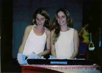 Les jumelles Catherine et Isabelle Ramona au cours d'une répétition de la Les jumelles Catherine et Isabelle Ramona au cours d'une répétition de la