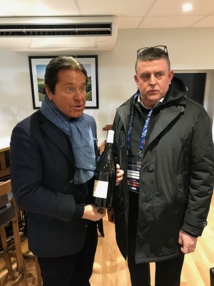Un magnum de rouge du vignoble vendéen au Président KITA Un magnum de rouge du vignoble vendéen au Président KITA