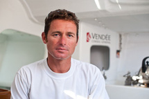 Mercredi soir, 21h15 : Armel Le Cléac'h franchit en vainqueur la ligne d'arrivée de la dernière étape de la Solitaire du Figaro 2010.