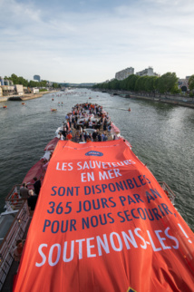 Les Sauveteurs en Mer de la SNSM ont paradé sur la Seine Les Sauveteurs en Mer de la SNSM ont paradé sur la Seine
