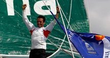 Franck Cammas a franchi le premier la ligne d'arrivée ce mardi au large de Pointe-à-Pitre, en Guadeloupe, sur son trimaran géant Groupama 3. Franck Cammas a franchi le premier la ligne d'arrivée ce mardi au large de Pointe-à-Pitre, en Guadeloupe, sur son trimaran géant Groupama 3.