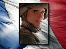 A peine âgé de dix-huit ans, Clément CHAMARIER choisit de s’engager pour cinq ans au 7e bataillon de chasseurs alpins (7e BCA – Bourg-Saint-Maurice) en février 2009