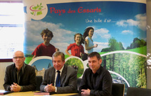 Jean-Paul Croué, Président de la Communauté de Communes du Pays des Essarts – Joël Sarlot, Président du CDT Vendée – Mickaël Ratouit, Président de l’Office du tourisme du Pays des Essarts. Jean-Paul Croué, Président de la Communauté de Communes du Pays des Essarts – Joël Sarlot, Président du CDT Vendée – Mickaël Ratouit, Président de l’Office du tourisme du Pays des Essarts.