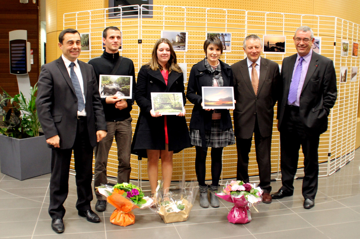 De gauche à droite : Alain Leboeuf, président du FDAS, Florent Thibaud (3e), Lisa Morand (2e), Laure Guibert (1ère), Joseph Merceron, président du Centre de Gestion de la Fonction Publique Territoriale 85, Yves Auvinet, président de l’Association des Maires de Vendée.