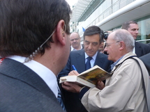 François Fillon le 1° Ministre devant les militants UMP hier aux Sables: "la France a "besoin d'un chef d'Etat, pas d'un homme plastique"