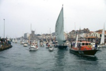 1990, premier Vendée Globe. Arrivée de Jean-François Coste dans le chenal de Port Olona, remorqué par le canot de sauvetage Patron Jack Morisseau dont le naufrage a coûté la vie à trois sauveteurs le 7 juin 2019. © Gérard Beauvais / VSO.