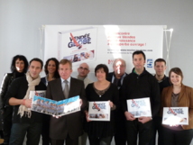 Joël Sarlot Président du CDT Vendée, entouré par Gloria Vela des Editions Offset 5, de plusieurs chefs, de Nathalie Batelli, Directeur et Karen Alletru, Responsable Communication du Comité Départemental du Tourisme de la Vendée. Joël Sarlot Président du CDT Vendée, entouré par Gloria Vela des Editions Offset 5, de plusieurs chefs, de Nathalie Batelli, Directeur et Karen Alletru, Responsable Communication du Comité Départemental du Tourisme de la Vendée.
