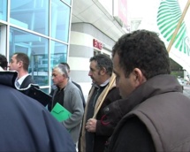 Une trentaine d’éleveurs de chèvres de Vendée et des deux Sèvres se sont réunis vendredi dernier devant le magasin hyper U des Herbiers pour faire connaître leurs demandes. Une trentaine d’éleveurs de chèvres de Vendée et des deux Sèvres se sont réunis vendredi dernier devant le magasin hyper U des Herbiers pour faire connaître leurs demandes.