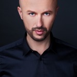 Artiste pluriel et indépendant, Jean-Christophe Le Saoût alias WAX TAILOR est en concert exceptionnel aux Atlantes ce jeudi 25 juillet à 21h30 ! Ne ratez pas ce grand événement ! Artiste pluriel et indépendant, Jean-Christophe Le Saoût alias WAX TAILOR est en concert exceptionnel aux Atlantes ce jeudi 25 juillet à 21h30 ! Ne ratez pas ce grand événement !