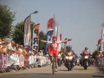Thomas Boudat passe la ligne d’arrivée devant un public venu nombreux encourager les coureurs.