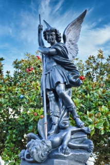 " La poignée de laïcistes radicaux aura son déboulonnage, mais la volonté des Sablais est respectée car la statue Saint-Michel restera sur sa place, à quelques mètres de là, en toute légalité. " " La poignée de laïcistes radicaux aura son déboulonnage, mais la volonté des Sablais est respectée car la statue Saint-Michel restera sur sa place, à quelques mètres de là, en toute légalité. "