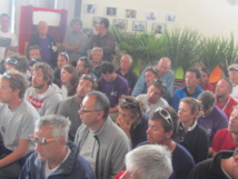 Ce mardi les skippers ont écouté avec attention le Directeur de course Denis Hugue lors du briefing quotidien.