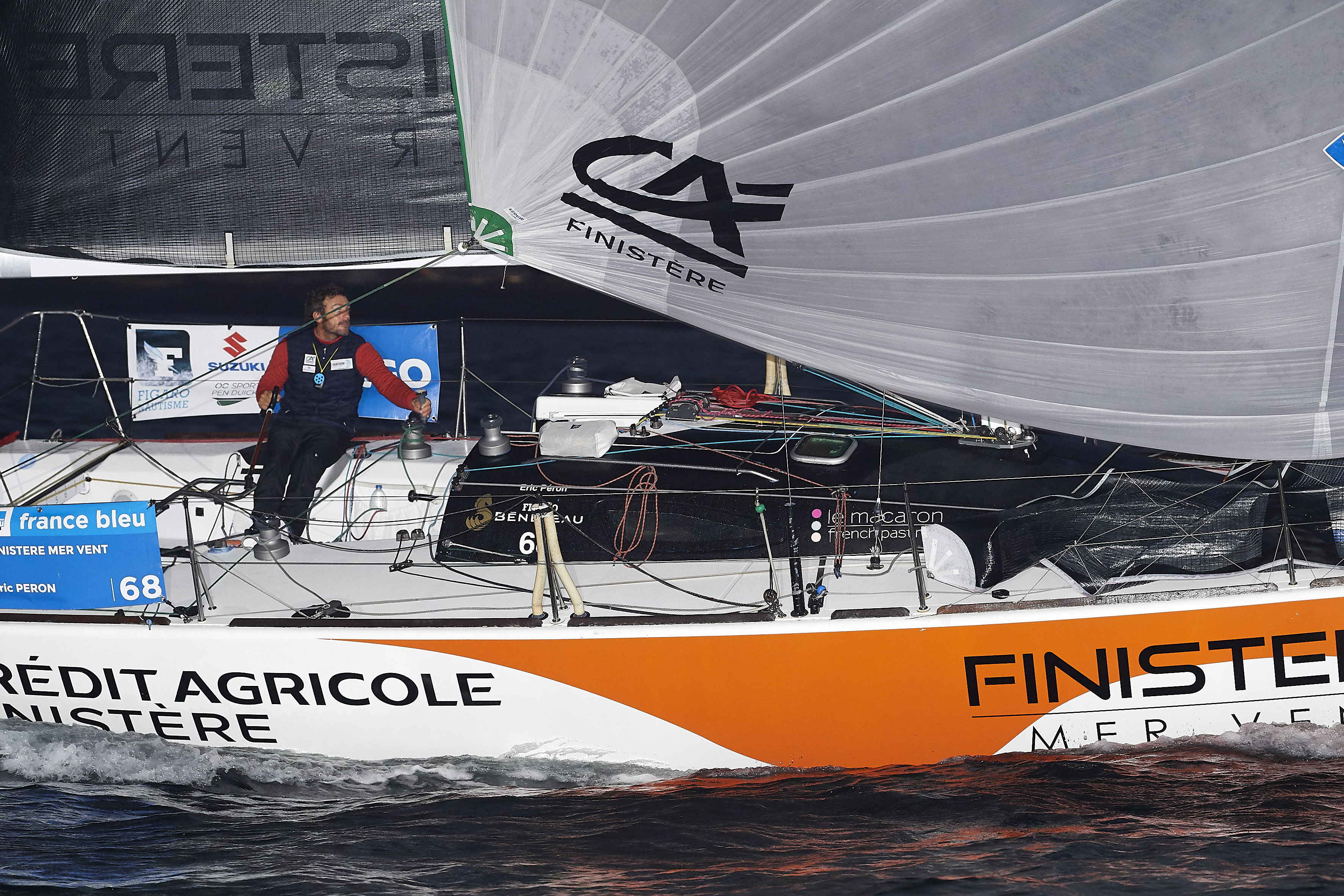 La Solitaire Urgo Le Figaro: la victoire finale aura du mal à échapper à Sébastien Simon qui possède plus de 35 minutes d’avance sur son dauphin, Xavier Macaire
