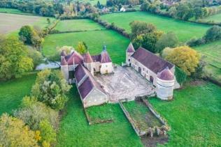 Par exemple le Groupe Mercure a vendu un château inscrit MH de 200 m² niché au cœur d'un terrain d'environ 3 hectares à 30 km de Clamecy pour 360 000 € seulement avec des travaux de rénovation à prévoir.