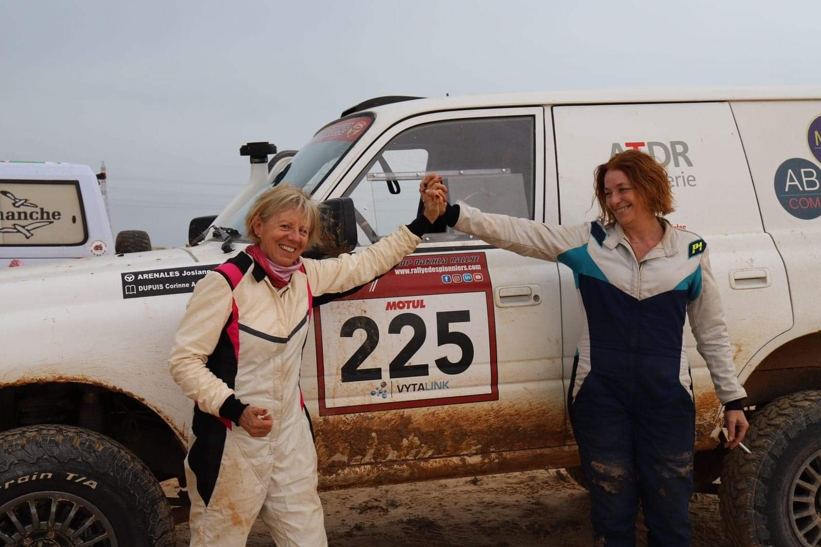 Josiane Arenales à gauche lors du dernier rallye des Pionniers en 2022 avec sa coéquipière Corinne Dupuis a pris la 7° place sur 37 équipages autos engagés.  