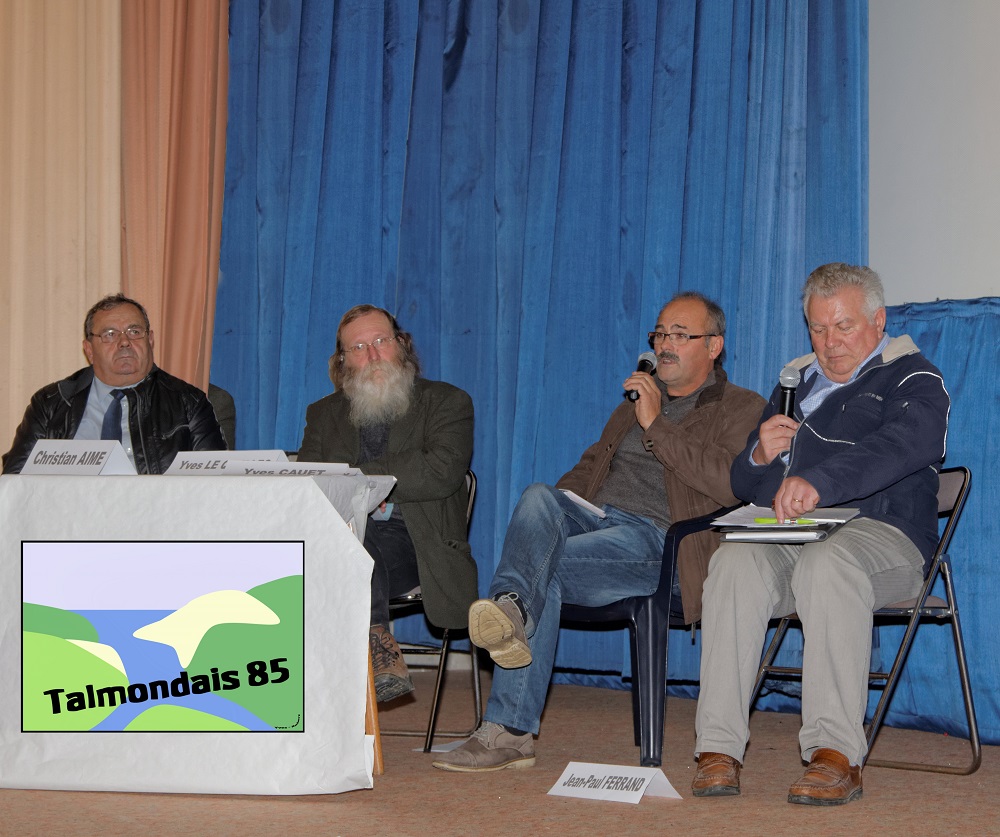 Jean-Paul Ferrand (à droite) est intervenu lors du débat public sur les conséquences d’une maternité porcine sur la Commune du Poiroux