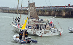 Armel Le Cléac'h (Brit Air), nouveau deuxième depuis l'abandon lundi de Roland Jourdain, naviguait ce matin à 65 milles dans le sud du port de Ponta Delgada aux Açores