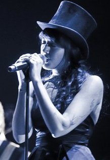 Nolwenn Leroy caracole en tête des ventes depuis début janvier et rend "hommage" à sa région natale Nolwenn Leroy caracole en tête des ventes depuis début janvier et rend "hommage" à sa région natale