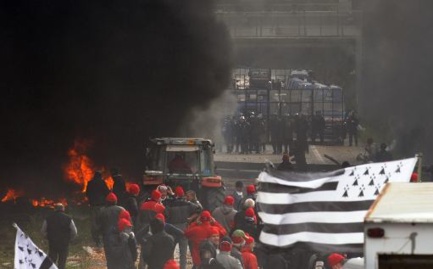 René Cueff, le père de Mikael, le manifestant amputé de la main, relaye l'appel au calme de son fils alors qu'une nouvelle manifestation est prévue ce samedi