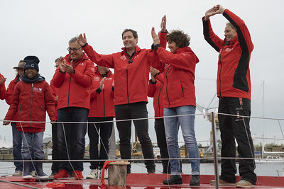 Route du rhum: Thomas Pesquet et Nathalie Renoux baptisent le nouveau bateau de Sam Davies