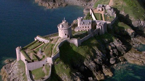 Ce soir « Des Racines & des Ailes » vous emmène En Bretagne, de la baie de Morlaix au cap Fréhel.