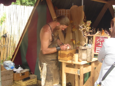 Sylvain Delporte sabotier sarthois a fait partager sa passion avec le public tout comme les nombreux artisans présents sur le site de la Patauderie. Sylvain Delporte sabotier sarthois a fait partager sa passion avec le public tout comme les nombreux artisans présents sur le site de la Patauderie.