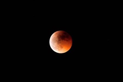 Une éclipse totale et une Lune rouge visibles lundi matin Une éclipse totale et une Lune rouge visibles lundi matin
