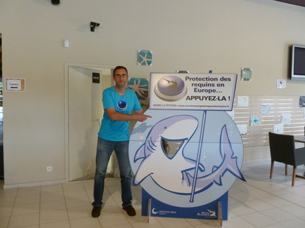 Pascal Coutand présente la pétition que le public pourra consulter dans le hall de l’Aquarium de 14 h 00 à 18 h 00