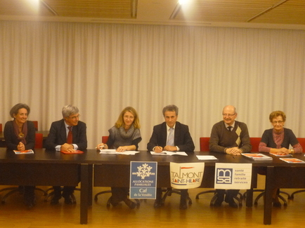 Signature d'un Contrat enfance jeunesse pour la période 2011-2015 Signature d'un Contrat enfance jeunesse pour la période 2011-2015