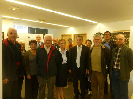 Pierre Berthomé (au centre), Gérard Fonteneau, l’actuel responsable du Cinéma le Manoir (2°à partir de la droite) et tous les organisateurs ont parcouru l’exposition ouverte au public dans le hall de l’Hôtel de Ville jusqu’au 31 mars.
