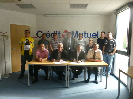 Jacques Mollet (2° à partir de la droite au premier rang) et les dirigeants du Crédit Mutuel Océan étaient réunis dans les locaux du CMO pour la signature de la convention. Jacques Mollet (2° à partir de la droite au premier rang) et les dirigeants du Crédit Mutuel Océan étaient réunis dans les locaux du CMO pour la signature de la convention.