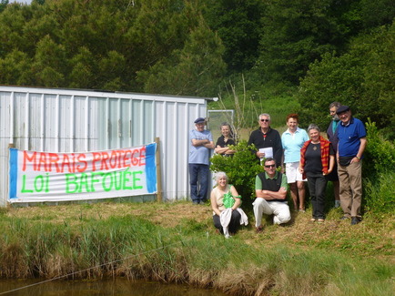 Christine Coquenlorge Président de l’Association de vigilance environnementale (Avigen), Pascal Garcia Président de « La Pironnière en toute liberté » Gaëtan Chauvin et Isabelle Nicoleau élus à Talmont ont souhaité à leur manière montrer leurs différences. Christine Coquenlorge Président de l’Association de vigilance environnementale (Avigen), Pascal Garcia Président de « La Pironnière en toute liberté » Gaëtan Chauvin et Isabelle Nicoleau élus à Talmont ont souhaité à leur manière montrer leurs différences.