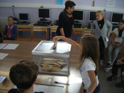 Les opérations de vote se sont déroulées dans une ambiance bon enfant emprunte de solennité dans les quatre écoles de la commune. Les opérations de vote se sont déroulées dans une ambiance bon enfant emprunte de solennité dans les quatre écoles de la commune.
