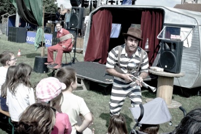 Spectacle de rue avec « Hold-up Circus » Spectacle de rue avec « Hold-up Circus »