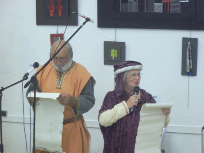 Dame Jocelyne et Sieur Michel font lecture des « ès qualités » des artistes exposants devant une centaine d’invités vendredi soir. Dame Jocelyne et Sieur Michel font lecture des « ès qualités » des artistes exposants devant une centaine d’invités vendredi soir.