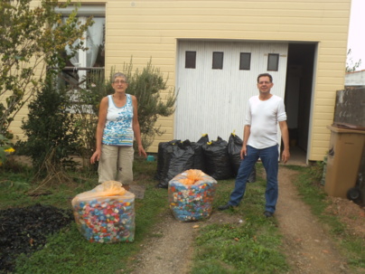 Olivier Piron était de passage à Talmont pour sa tournée de ramassage des bouchons chez Yvonne Fougereux avant regroupement à Benet et le recyclage. Olivier Piron était de passage à Talmont pour sa tournée de ramassage des bouchons chez Yvonne Fougereux avant regroupement à Benet et le recyclage.