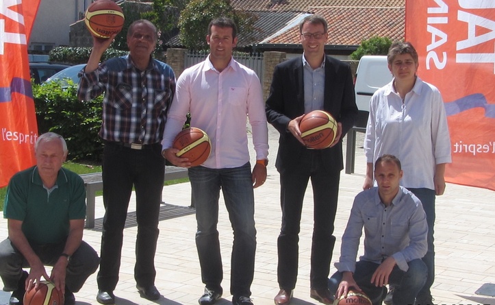Les organisateurs étaient réunis sur le parvis de la mairie autour de Maxence de Rugy et Nathalie Boucher la Présidente du Club de Basket de Talmont